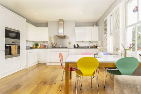 4 bedroom flat to rent, Oseney Crescent, London NW5