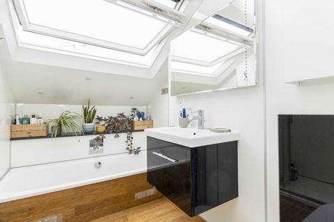 4 bedroom flat to rent, Oseney Crescent, London NW5