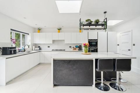 16 Churchfield Close, Harrow, HA2 6BD