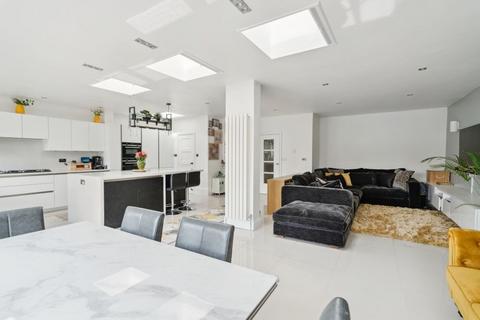 16 Churchfield Close, Harrow, HA2 6BD