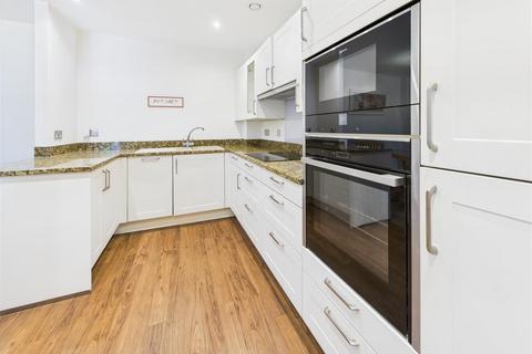 2 bedroom apartment for sale, Oatlands Drive, Weybridge
