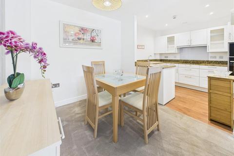 2 bedroom apartment for sale, Oatlands Drive, Weybridge