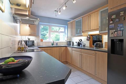 undefined, London Road South, Merstham