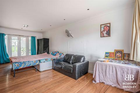 11 Hazel Grove, Romford, RM6 5PX
