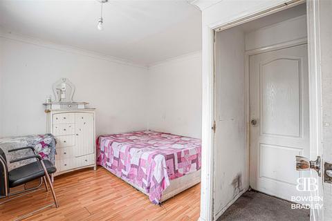 11 Hazel Grove, Romford, RM6 5PX