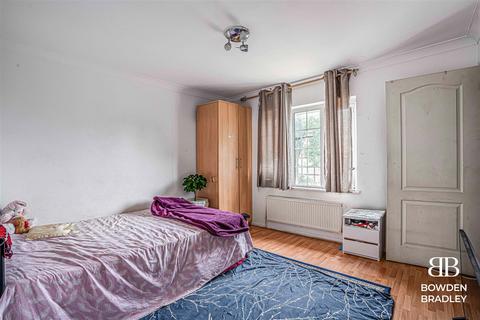 11 Hazel Grove, Romford, RM6 5PX