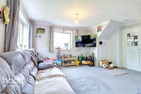 24 Agricola Place, Enfield, EN1 1DW