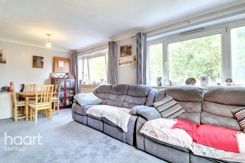 24 Agricola Place, Enfield, EN1 1DW