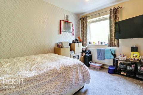 24 Agricola Place, Enfield, EN1 1DW