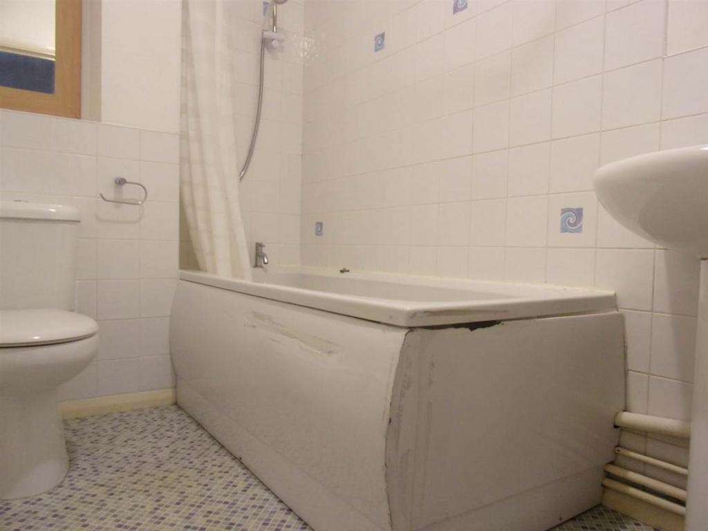 Bathroom (12).JPG