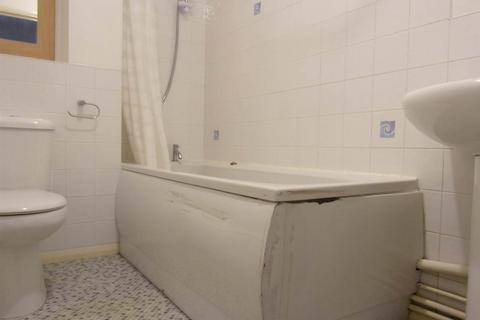 2 bedroom flat to rent, Poets Chase, Aylesbury HP21