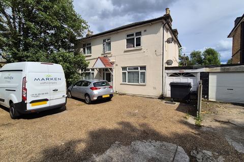 Studio to rent, Hanworth Road, Hounslow, TW3