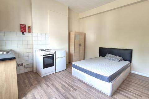 Studio to rent, Hanworth Road, Hounslow, TW3