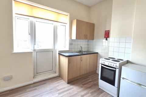 Studio to rent, Hanworth Road, Hounslow, TW3
