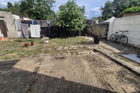 Studio to rent, Hanworth Road, Hounslow, TW3