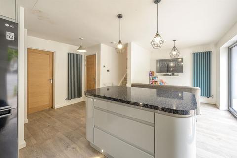 2 Caterham Drive, Kingswinford, DY6 8NH