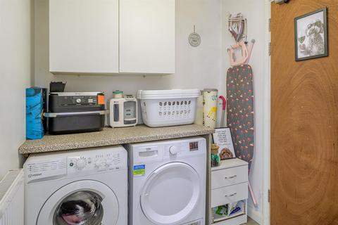 2 Caterham Drive, Kingswinford, DY6 8NH