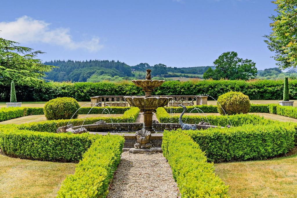 Box hedge fountain