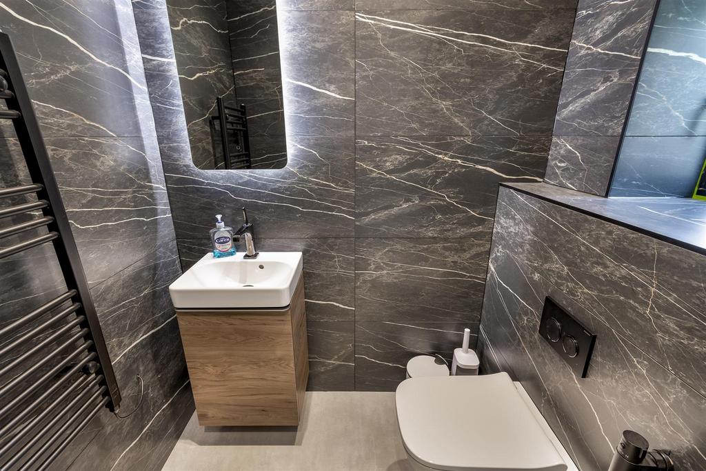 DSC 8908-Edit bathroom.JPG