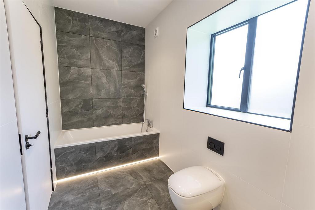 DSC 8956-Edit bathroom.JPG