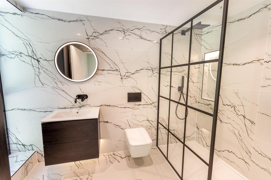 DSC 8968-Edit bathroom.JPG