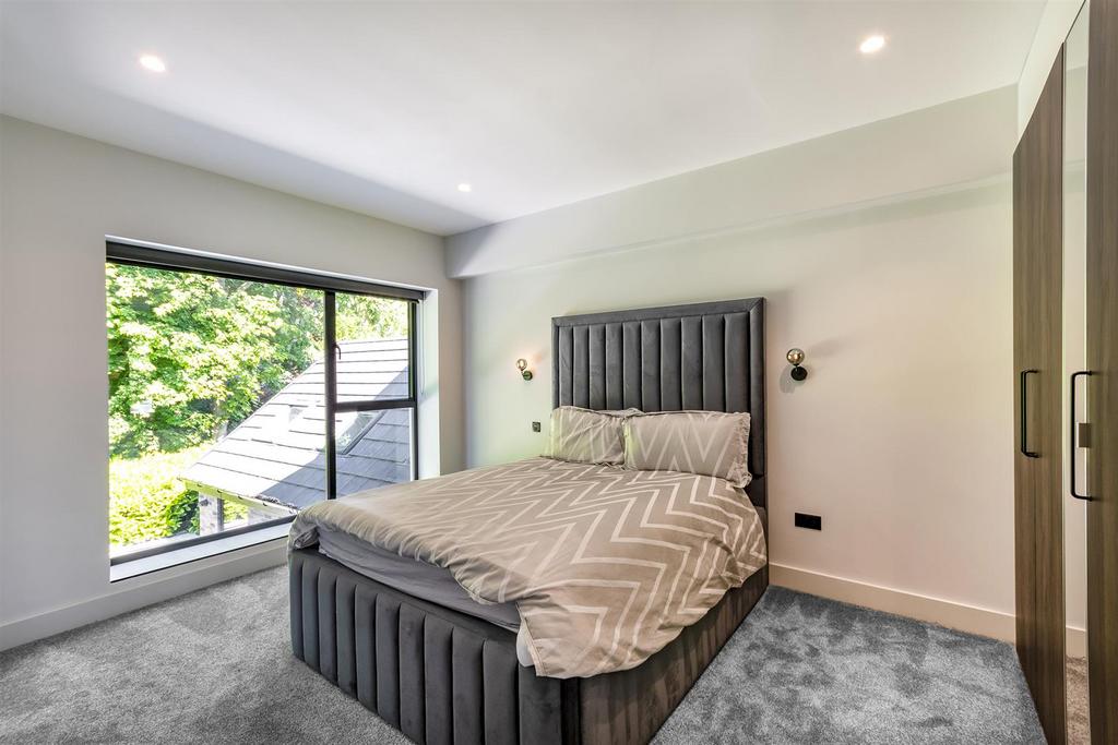 DSC 8974-Edit bedroom.JPG