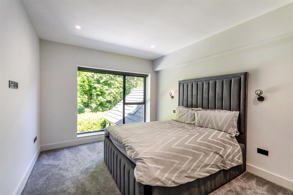 DSC 8977-Edit bedroom.JPG