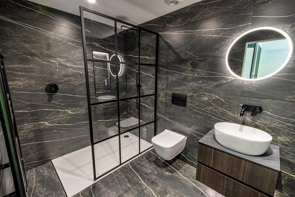 DSC 8971-Edit bathroom.JPG