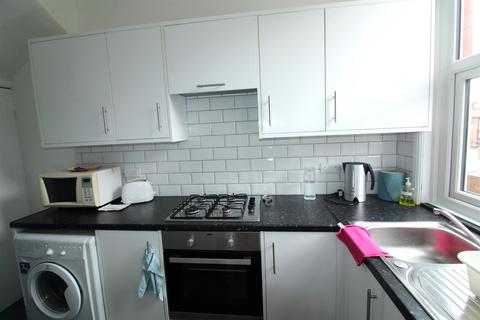 2 bedroom terraced house to rent, Clifton Avenue, Harehills