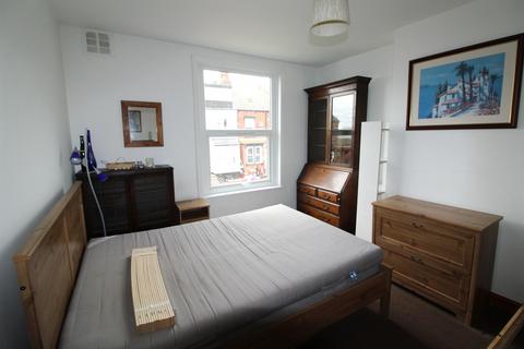 2 bedroom terraced house to rent, Clifton Avenue, Harehills