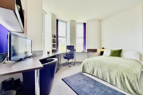 Studio to rent, The Square - North Road East