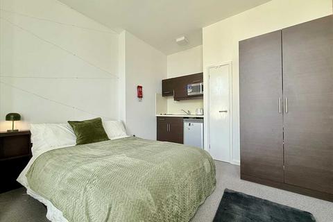 Studio to rent, The Square - North Road East