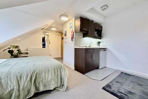 Studio to rent, The Square - North Road East