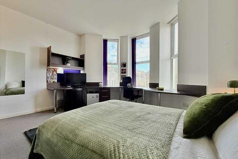 Studio to rent, The Square - North Road East