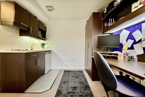 Studio to rent, The Square - North Road East