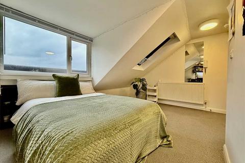Studio to rent, The Square - North Road East