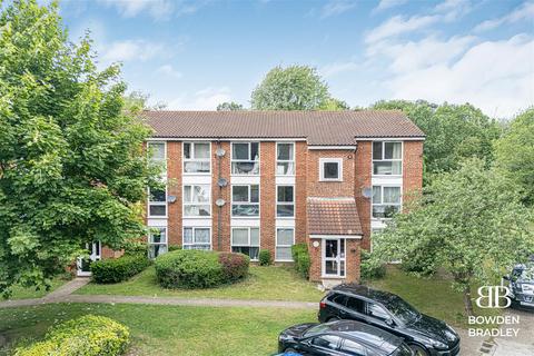 2 bedroom flat for sale, Trotwood, Chigwell