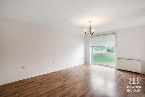2 bedroom flat for sale, Trotwood, Chigwell