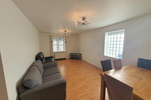 2 bedroom flat for sale, Reid Close, Hayes UB3