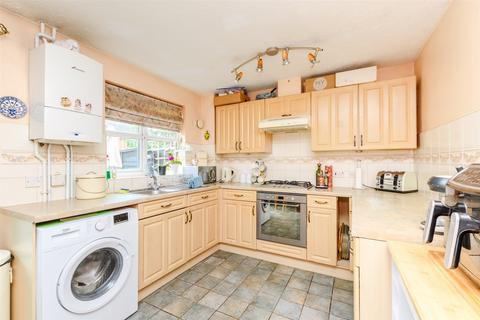 15 Lowry Close, Erith, DA8 1PN