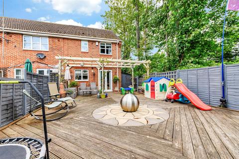 15 Lowry Close, Erith, DA8 1PN