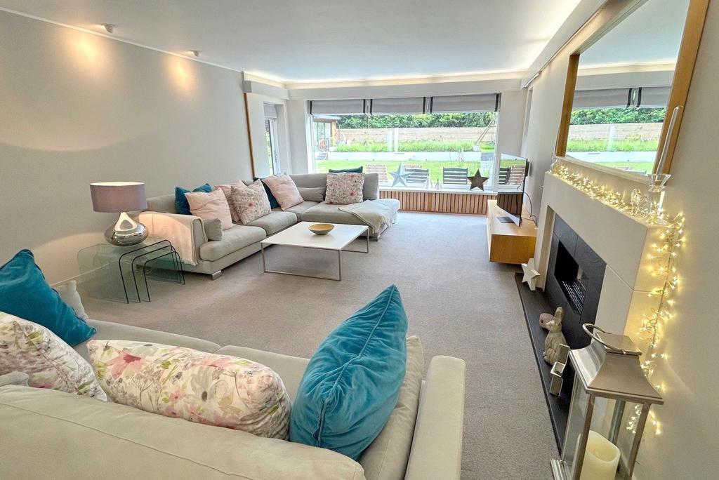 Rear Lounge 2