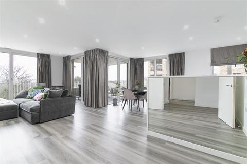 2 bedroom flat to rent, Cornforth Lane, London