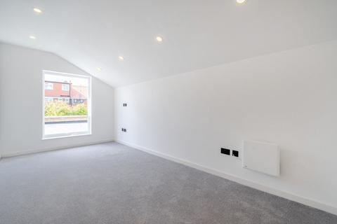 2 bedroom flat for sale, North Cross Road, London, SE22