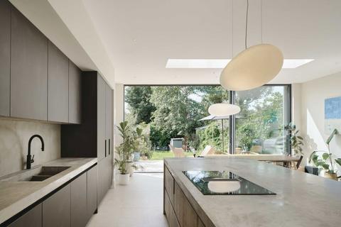 18 Rosebery Gardens, London, W13 0HD