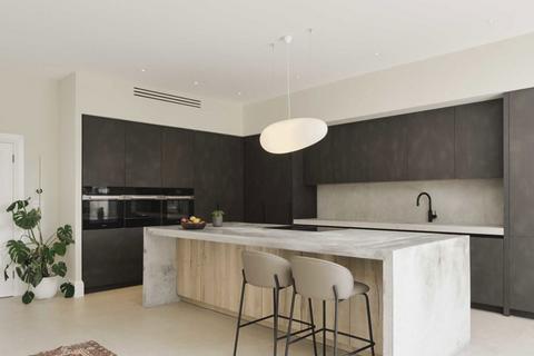 18 Rosebery Gardens, London, W13 0HD