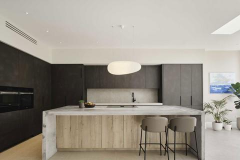 18 Rosebery Gardens, London, W13 0HD