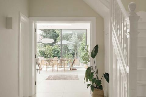18 Rosebery Gardens, London, W13 0HD