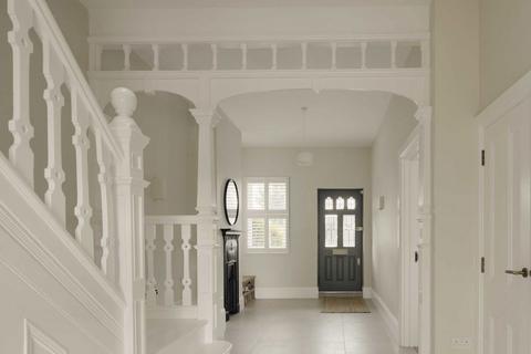 18 Rosebery Gardens, London, W13 0HD