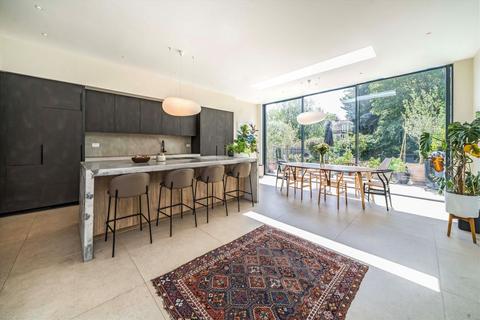 18 Rosebery Gardens, London, W13 0HD